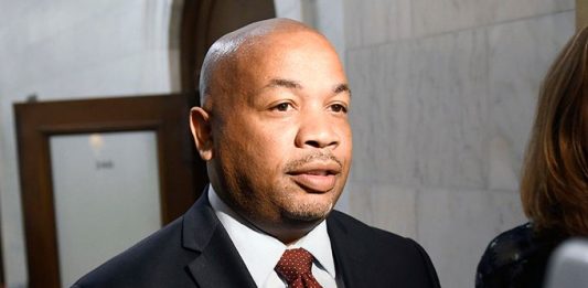 Carl Heastie, y el presidente del Comité de Transportes, William Magnarelli, anunciaron que la asamblea aprobó hoy un paquete legislativo para establecer una supervisión crítica en la industria de las limusinas