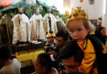 "Los morenos", fieles anunciantes de los Reyes Magos en el oeste de México Con danzas y trajes especiales el grupo "Los morenos" veneran a Melchor, Gaspar y Baltasar, las figuras centrales del pueblo de Cajititlán