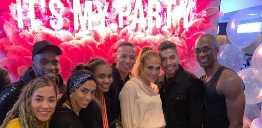 Luis Eduardo 'el Mulato' Hernández, bailarín y coreógrafo que desde las barriadas de Cali llega al evento máximo del fútbol americano con su estilo de salsa al que llama 'CYLA' porque "condensa lo mejor del baile caleño con el estilo de Los Ángeles".