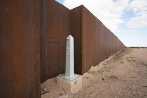 El presidente Donald Trump planea desviar otros 7.200 millones de dólares del presupuesto del Pentágono para la construcción del muro con México.