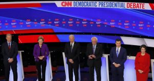 A solo tres semanas del inicio del proceso de primarias en Estados Unidos, el debate televisado entre los aspirantes dem&oacute;cratas a la Presidencia este martes evidenci&oacute; importantes grietas. 