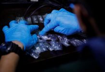 Agentes confiscan 300.000 dólares en efectivo y metanfetaminas en frontera Agentes de la Patrulla Fronteriza arrestaron a un hombre que intentaba ingresar más de 300.000 dólares en efectivo en el país y a dos que pretendían entrar unos 55 kilogramos (121 libras) de metanfetaminas.