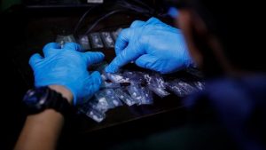 Agentes de la Patrulla Fronteriza arrestaron a un hombre que intentaba ingresar m&aacute;s de 300.000 d&oacute;lares en efectivo en el pa&iacute;s y a dos que pretend&iacute;an entrar unos 55 kilogramos (121 libras) de metanfetaminas.