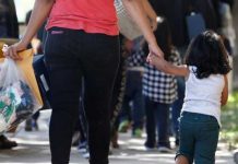 Dos padres de dos familias migrantes guatemaltecas que en 2018 sufrieron separación de sus hijos en la frontera estadounidense interpusieron una demanda federal este viernes a través de sus abogados