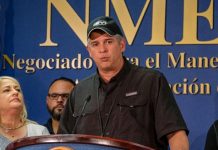 Gobernadora de Puerto Rico despide a comisionado de Emergencias por la polémica de suministros La gobernadora de Puerto Rico, Wanda Vázquez, despidió este sábado de sus funciones a Carlos Acevedo como comisionado del Negociado del Manejo de Emergencias y Administración de Desastres