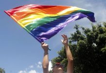 Un banco de Estados Unidos retiró su apoyo millonario a un programa de becas para escuelas privadas de Florida debido a la existencia de denuncias de discriminación de estudiantes de la comunidad LGBTQ en por los menos 156 de los centros.
