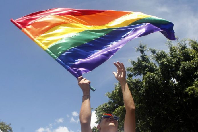 Un banco de Estados Unidos retiró su apoyo millonario a un programa de becas para escuelas privadas de Florida debido a la existencia de denuncias de discriminación de estudiantes de la comunidad LGBTQ en por los menos 156 de los centros.