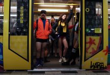 Decenas de neoyorquinos que participaron este domingo de su acostumbrado día de viajar sin pantalones en el metro de la ciudad disfrutaron de un inusual tibio día de invierno