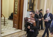 Papel, agua y lápices, sí; sombreros y teléfonos móviles, no: la austeridad y el hermetismo marcan la jornada inicial en el Senado del juicio político