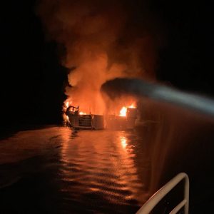 Un matrimonio de nacionalidad estadounidense murió consecuencia de un incendio declarado en una embarcación atracada en el área de la Marina de Puerto Real en Cabo Rojo