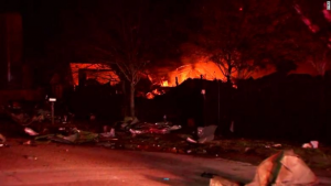 Una explosi&oacute;n poco antes del amanecer en una planta industrial en el nordeste de Houston, Texas, dej&oacute; al menos dos personas heridas y caus&oacute; da&ntilde;os en las viviendas cercanas.