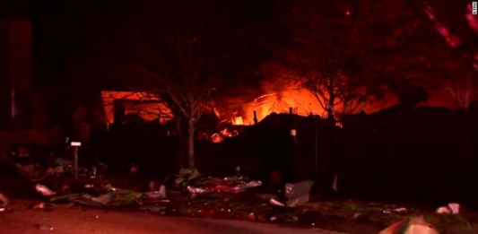 Una explosión poco antes del amanecer en una planta industrial en el nordeste de Houston, Texas, dejó al menos dos personas heridas y causó daños en las viviendas cercanas.