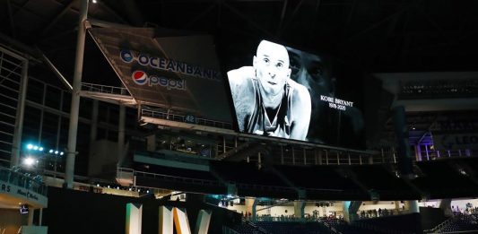 El deporte del fútbol americano de la NFL comenzó su tradicional semana previa al Super Bowl, este año la edición LIV, que se va a disputar en el Hard Rock Stadium de Miami, con un homenaje a la figura de Los Ángeles Lakers, Kobe Bryant