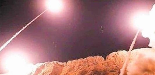 Al menos cuatro miembros de las Fuerzas Aéreas de Irak resultaron heridos este domingo por el impacto de cohetes en la base militar de Al Balad