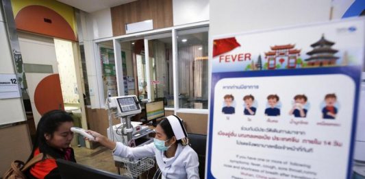 Autoridades sanitarias canadienses dijeron este miércoles que están vigilando a cinco personas en la provincia de Quebec que tienen síntomas de un virus respiratorio tras viajar a China