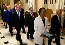 "Es como el día de la marmota": el tedio impregna el juicio político a Trump Bostezos, cabezadas, notas deslizadas entre pupitres y libros leídos a escondidas: el escenario del proceso de destitución del presidente Donald Trump