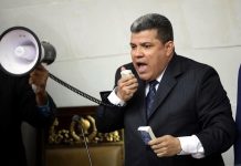 Un nuevo cisma institucional se abrió este domingo en Venezuela. Los diputados chavistas votaron como presidente del Parlamento a un casi desconocido Luis Parra, mientras las fuerzas policiales impedían a golpes acceder al hemiciclo a Juan Guaidó