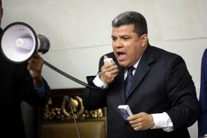 Un nuevo cisma institucional se abrió este domingo en Venezuela. Los diputados chavistas votaron como presidente del Parlamento a un casi desconocido Luis Parra, mientras las fuerzas policiales impedían a golpes acceder al hemiciclo a Juan Guaidó