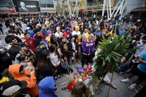 Cientos de seguidores del exjugador de los Lakers de Los &Aacute;ngeles, Kobe Bryant, se encuentran reunidos a la afueras del Staples Center en se&ntilde;al de luto por la exestrella