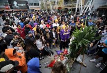 Seguidores de Bryant instalan altares afuera del Stapes Center Cientos de seguidores del exjugador de los Lakers de Los Ángeles, Kobe Bryant, se encuentran reunidos a la afueras del Staples Center en señal de luto por la exestrella