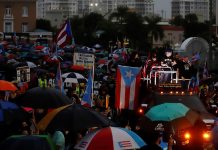 Comienza manifestación en Puerto Rico para pedir dimisión de la gobernadora Los manifestantes que piden la dimisión de la gobernadora de Puerto Rico, Wanda Vázquez, por la mala gestión de la crisis de los terremotos, desatada tras salir a la luz que no se distribuyeron víveres almacenados en la zona afectada