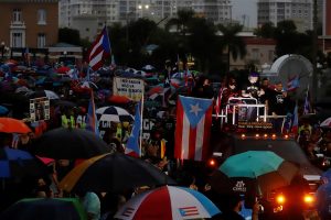 Los manifestantes que piden la dimisi&oacute;n de la gobernadora de Puerto Rico, Wanda V&aacute;zquez, por la mala gesti&oacute;n de la crisis de los terremotos, desatada tras salir a la luz que no se distribuyeron v&iacute;veres almacenados en la zona afectada