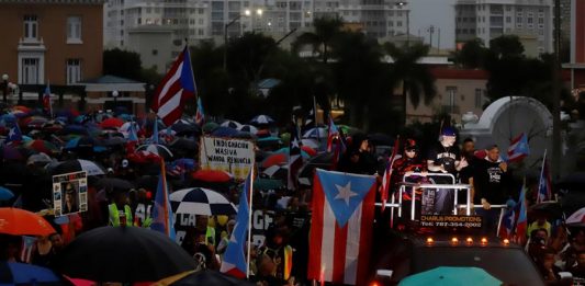 Los manifestantes que piden la dimisión de la gobernadora de Puerto Rico, Wanda Vázquez, por la mala gestión de la crisis de los terremotos, desatada tras salir a la luz que no se distribuyeron víveres almacenados en la zona afectada