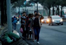 Nuevos miembros de la caravana migrante se agolpan en frontera Guatemala-México Miles de centroamericanos de la caravana migrante llegaron la mañana de este lunes al puente fronterizo Rodolfo Robles