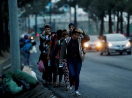 Nuevos miembros de la caravana migrante se agolpan en frontera Guatemala-México Miles de centroamericanos de la caravana migrante llegaron la mañana de este lunes al puente fronterizo Rodolfo Robles