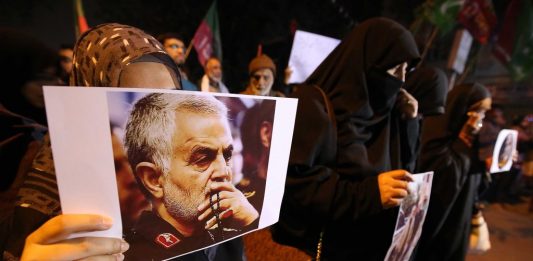 Sumergir a EE.UU. en una crisis de proporciones desmesuradas con Irán parece haberse convertido en su última baza, un arriesgado intento que podría salirle muy caro.
