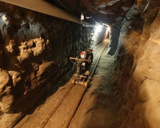 Autoridades de México capturan a 'constructor' de túneles para droga en frontera con EE.UU. La Fiscalía mexicana informó este domingo que extraditó a Estados Unidos a un acusado por narcotráfico que medios locales identificaron como José Sánchez Villalobos, apodado "El Señor de los Túneles"