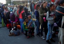 Corte mantiene bloqueo a orden de Trump de negar visa a migrantes sin seguro Un panel de tres jueces de la corte de apelaciones del Segundo Circuito de Estados Unidos, en Nueva York, decidieron este miércoles mantener bloqueada una orden del Gobierno de Donald Trump para denegar los visados a aquellos inmigrantes sin seguro médico o que no puedan costearlo.
