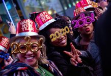 Decenas de miles de personas, hasta un millón según los organizadores, despidieron el año y dieron la bienvenida al 2020 en la icónica plaza de Times Square de Nueva York