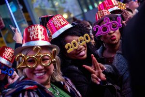 Decenas de miles de personas, hasta un mill&oacute;n seg&uacute;n los organizadores, despidieron el a&ntilde;o y dieron la bienvenida al 2020 en la ic&oacute;nica plaza de Times Square de Nueva York