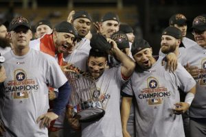 El ayuntamiento de Los Angeles aprobó este martes por unanimidad una resolución instando a las Grandes Ligas de Béisbol a despojar a los Astros de Houston y los Medias Rojas de Boston de los títulos de las Series Mundiales