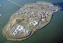 Un total de seis funcionarios de la prisión de Rikers Island, en Nueva York, fueron acusados junto a otras 15 personas de introducir drogas ilegalmente en esta instalación carcelaria