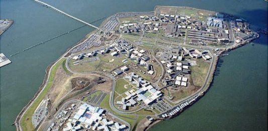Un total de seis funcionarios de la prisión de Rikers Island, en Nueva York, fueron acusados junto a otras 15 personas de introducir drogas ilegalmente en esta instalación carcelaria
