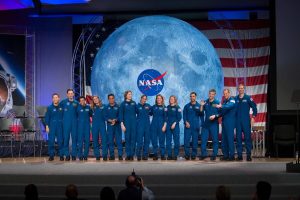 Cinco mujeres y seis hombres, uno de ellos hispano, entraron este viernes a las filas de la NASA tras haber realizado un curso de entrenamiento de m&aacute;s de dos a&ntilde;os para participar en futuros viajes espaciales