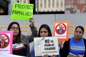 El gobierno del presidente Donald Trump aplicar&aacute; desde el 24 de febrero la regla de "carga p&uacute;blica" por la cual puede negar la residencia legal permanente ("green card") a los inmigrantes