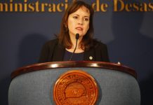 Jefes de Familia y Vivienda de Puerto Rico renuncian por polémica de suministros La gobernadora de Puerto Rico, Wanda Vázquez, anunció este domingo que los secretarios de la Familia, Glorimar Andújar, y al de la Vivienda, Fernando Gil, renunciaron