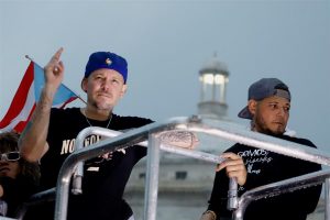 Cantantes y deportistas encabezaron este jueves una marcha que pidió la dimisión de la gobernadora de Puerto Rico, Wanda Vázquez