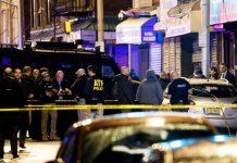 La policía de Nueva York anda a la búsqueda de un individuo que disparó este jueves a tres hombres en plena calle de Nueva York, en el Harlem, uno de los cuales murió.