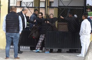El abuelo del menor que dispar&oacute; y caus&oacute; dos muertos y seis heridos en un tiroteo en una escuela de Torre&oacute;n, norte de M&eacute;xico, ha sido detenido y acusado de homicidio en comisi&oacute;n por omisi&oacute;n