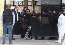 El abuelo del menor que disparó y causó dos muertos y seis heridos en un tiroteo en una escuela de Torreón, norte de México, ha sido detenido y acusado de homicidio en comisión por omisión