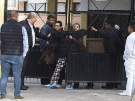 El abuelo del menor que disparó y causó dos muertos y seis heridos en un tiroteo en una escuela de Torreón, norte de México, ha sido detenido y acusado de homicidio en comisión por omisión