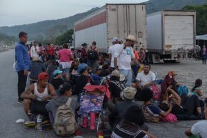 Las autoridades mexicanas detuvieron a dos vehículos de carga en los que viajaban hacinados un total de 292 migrantes centroamericanos