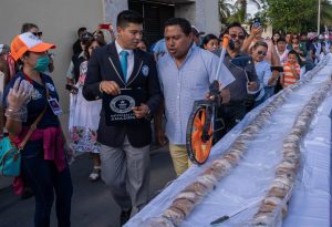La ciudad mexicana de Tizim&iacute;n, en el oriental estado de Yucat&aacute;n, logr&oacute; este lunes un nuevo Guinness a la rosca de reyes m&aacute;s larga del mundo con 3.009,65 metros de longitud