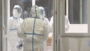 En pleno brote por el nuevo coronavirus, que ha dejado al menos 26 muertos entre los 887 contagiados diagnosticados en China, las autoridades han decidido sacar m&uacute;sculo