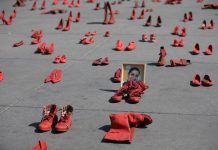 Obra "Zapatos rojo" llega al Zócalo mexicano a concienciar sobre feminicidios