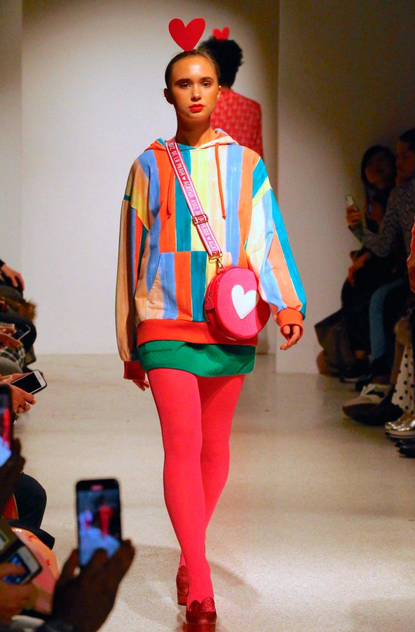 Rosado intenso, amarillo, verde lim&oacute;n y oscuro, rojo, azul, blanco y naranja y atrevida combinaci&oacute;n de colores, muy cl&aacute;sico Ruiz de la Prada, desfilaron por esta pasarela